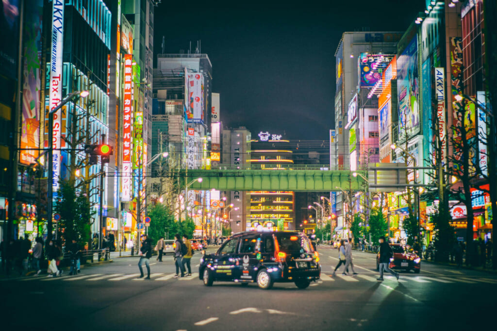 秋葉原 夜のタクシー