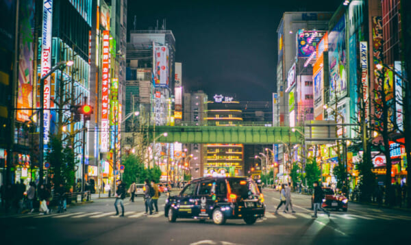 秋葉原 夜のタクシー